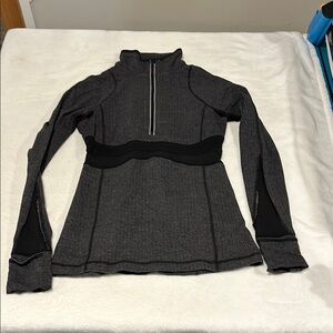 Lululemon fitted quarter zip. Size 6. Black houndstooth pattern